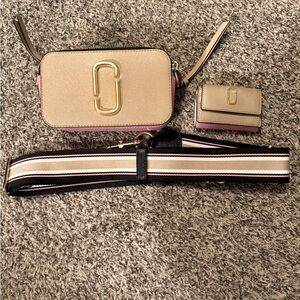 Marc Jacobs Small Snapshot Camera crossbody bag/purse w small wallet. Beige/fink